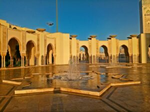 a fountain in the middle of a courtyard